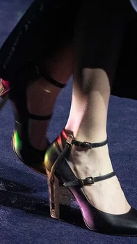נשים 2023 סתיו אופנה מראה עבה חלול העקב משאבות שחור עירום עגול הבוהן אבזם רצועות עקבים גבוהים יוקרה נעלי מעצבים